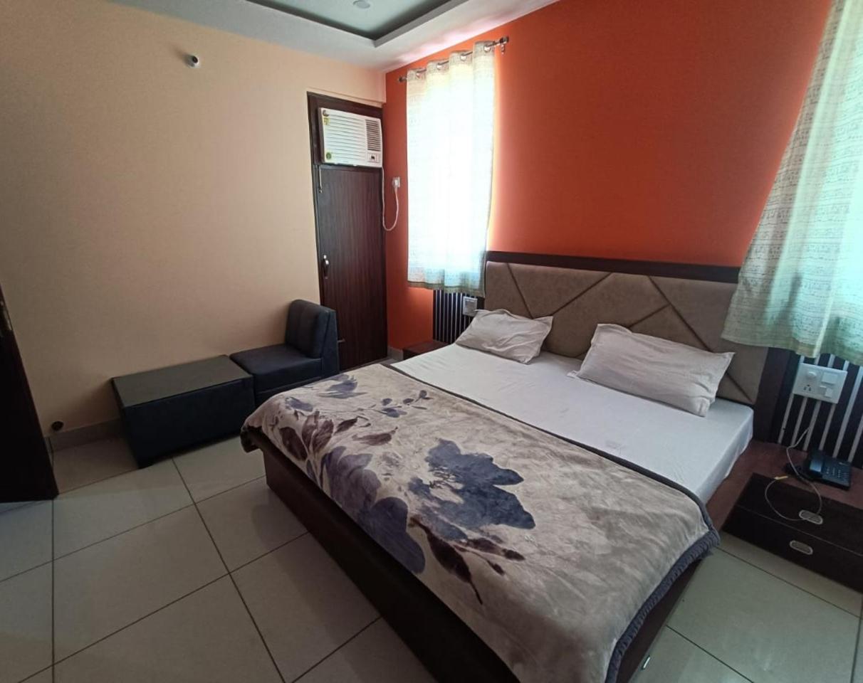 Om Hotel Rohtak Екстериор снимка